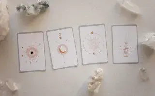 Este es el mensaje del tarot para la semana del 11 de noviembre: elegí una carta y descubrilo Cartas de tarot desplegadas sobre una mesa.