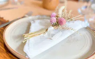 Ideas simples para decorar la mesa navideña.