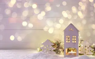 Iluminación con portavelas de inspiración navideña