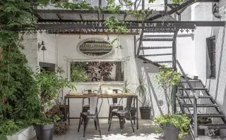El uso estratégico de los espejos da multiplicidad al verde y eco a la luz.