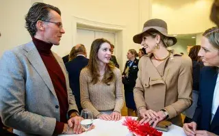 La reina de los Países Bajos dijo presente en un evento en La Haya y se llevó todas las miradas con un look monocromático con accesorios muy originales.
