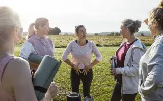 grupo de mujeres yoga