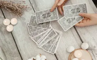 Este es el mensaje del tarot para la semana del 18 de noviembre: elegí una carta y descubrilo Cartas de tarot desplegadas sobre una mesa.