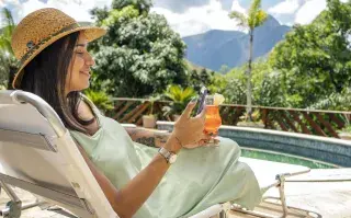 Cómo usar Belo: la app más práctica para pagar tus consumos en Brasil mujer en playa de Brasil