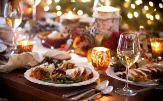 Cómo calcular la comida y la bebida para la mesa navideña