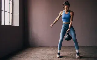 Una mujer entrenando con pesas