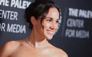 Meghan Markle asisitió a una gala en la que lució un diseño similar al que llevó Lady Di en su momento