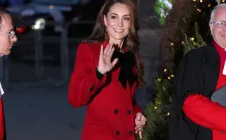 Kate Middleton reaparece con un tapado rojo y un moño coquette Inglaterra Kate Middleton vuelve radiante por Navidad para presidir un acto muy especial para ellaInglaterra Kate Middleton vuelve radiante por Navidad para presidir un acto muy especial para ella