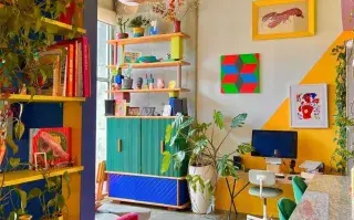 Chau paredes blancas: las 5 mejores tendencias de Pinterest para 2025 en decoración del hogar Foto de un hogar con mucho color.
