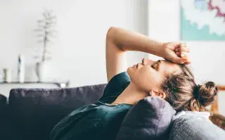 Esta dinámica se describe como ocupar un rol sumiso y obediente en la pareja