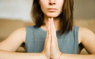 mujer meditando