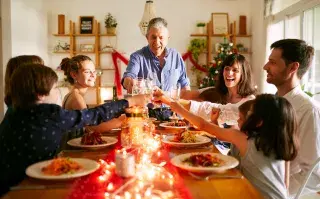 Familia celebrando fin de año.