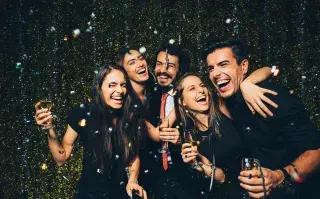Foto de amigos celebrando.