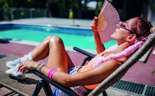 Por qué sentimos más deseo sexual en esta época del año y 6 claves para encauzarlo mujer al lado de una piscina
