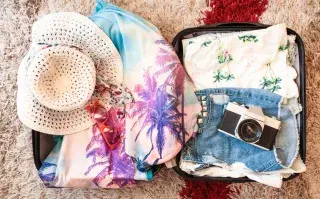 Valija abierta con ropa de verano