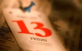 Viernes 13: ¿qué energía trae este número, según la numerología y el tarot? Una hoja de calendario con la fecha de Viernes 13.