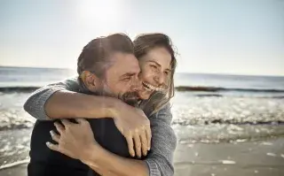 Amar es integrar: una guía práctica para encontrar la madurez en los vínculos pareja abrazada feliz