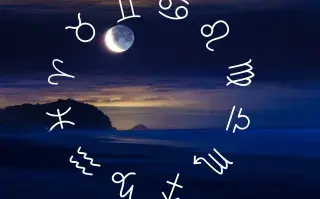 Una luna sobre una playa