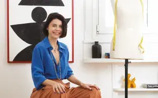 La artista Corine Fonrouge muestra su casa y nos da claves para decorar nuestros espacios En su estudio, sobre puf de @pastelstudio.arg, obra de arte de Mariana Ayraudo (@marianaayraudoarte).