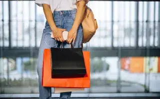 Una mujer haciendo compras en un shopping
