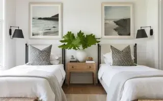 Dormitorio matrimonial con camas separadas.