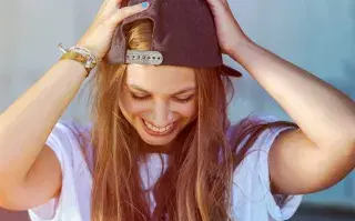 Sumar una gorra diariamente puede funcionar como una suerte de protección emocional dado que podría servir como una barrera y un objeto que genera seguridad o anonimato