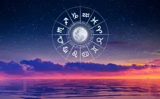 La rueda zodiacal, con los símbolos de los 12 signos astrales, sobre un claro de agua.
