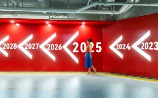 Las predicciones del New York Times para el 2025: las 12 claves que depara el nuevo año Imagen de mujer caminando en 2025.