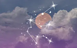 Una Luna Nueva asomando en un cielo.