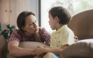 Preguntas que hacen los chicos sobre sexo: ¿qué y cómo responder?, según una experta Mamá hablando con su hijo