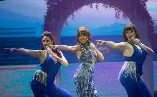 5 obras de teatro que suben la temperatura en Mar del Plata Tres mujeres cantando en un escenario.