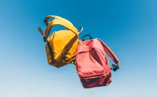 mochilas volando