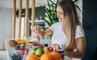 Mujer desayunando frutas