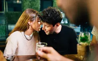 pareja en un bar