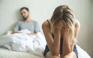 "Mi pareja quiere tener sexo siempre, yo nunca": sugerencias de una experta para abordar el deseo una pareja discute en la cama