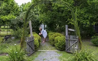Desde los clásicos arcos forrados de vegetación, la evolución a galerías que resguardan del sol sin perder el contacto con el entono natural.