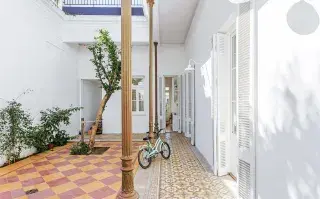 Lo primero que hay que pensar para elegir el piso del patio es en el uso que tendrá ese espacio, considerando factores como revestimiento, césped, sol, sombra y conexión con una pileta.