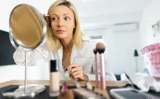Una mujer maquillándose
