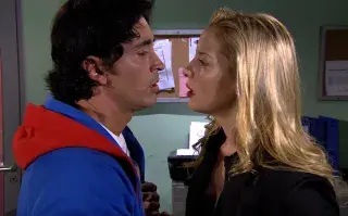 Carina Zampini y Sebastian Estebanez mirandose seriamente instantes antes de besarse