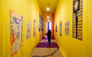 Cada vez más, las exhibiciones proponen experiencia. Tal el caso de Ofrenda, de Celina Eceiza.