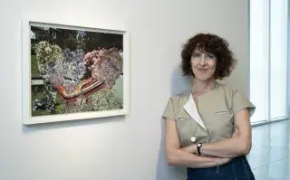 Rosana Schoijett es fotógrafa y artista, en la muestra de Malba Puertos expone doce collages de paisajes emocionales creados a partir de fragmentos cosidos de láminas botánicas, catálogos de moda, manuales de geografía y fascículos de arte.