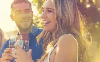 En Mendoza cada vez más bodegas se suman a la tendencia de los sunsets: nuestros elegidos pareja brindis