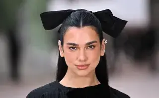 Dua lipa con un look total black