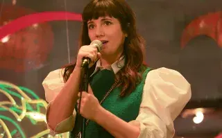Imagen de Griselda Siciliani cantando en la temporada 2 de la serie Envidiosa.
