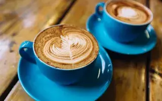 Seis cafeterías argentinas están en el ranking de las 100 mejores del mundo: ¿cuáles son? Foto de tazas con café de especialidad.