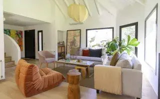 Así se reformó una casa antigua en Pilar sin demolición y con buenas ideas para inspirarse Sillón Togo Y Aplique de luz de bolas de @landmark_AR. Lámparas colgantes de @agustinaceratodeco. Mesa ratona de mármol de @crocedeco. Alfombra DE @MihranALFOMBRAS.