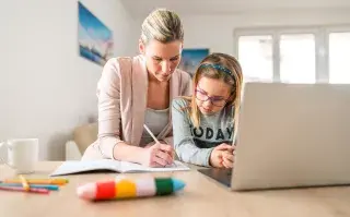 Mujer e hija organizando tareas