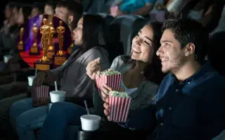 Gente en el cine.
