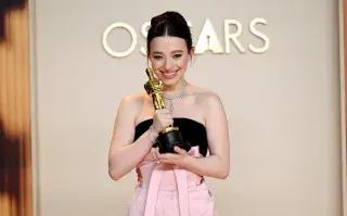 Foto de Mickey Madison con su Oscar por Anora.