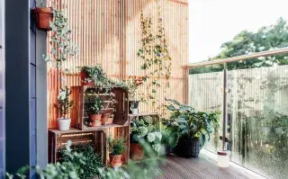 El concepto de "outdoor living" está a full y no hace falta gastar grandes sumas para lograr un lindo espacio en tu balcón. Ideas simples para transformarlo.